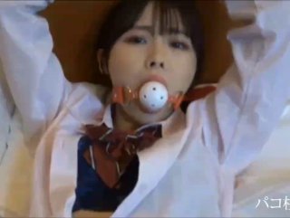 少女在户外享受粗暴的性玩具和自慰